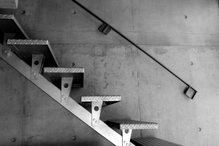 Escalier métallique industriel à Valentigney, quels critères pour bien choisir sa structure ?
