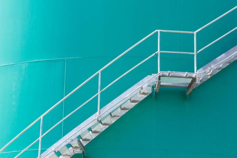 Acier ou aluminium, quel matériau privilégier pour un garde-corps industriel à Valentigney